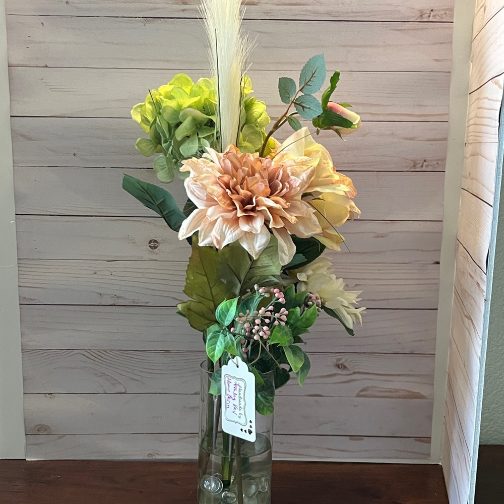 NEW!!    Beautiful Pink and Cream Colored Bouquet in Glass Vase
